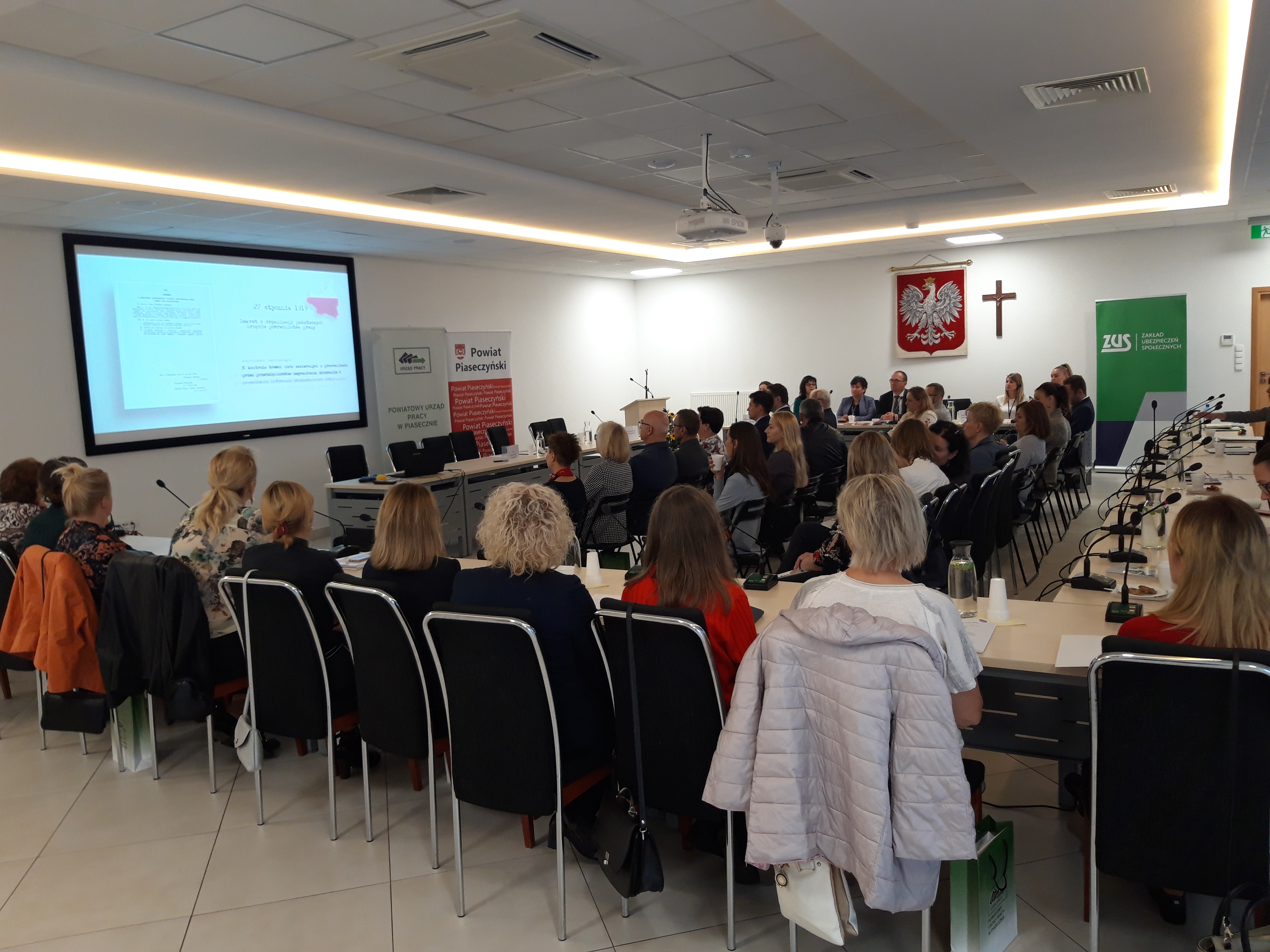 sala konferencyjna wraz ze zgromadzonymi gośćmi